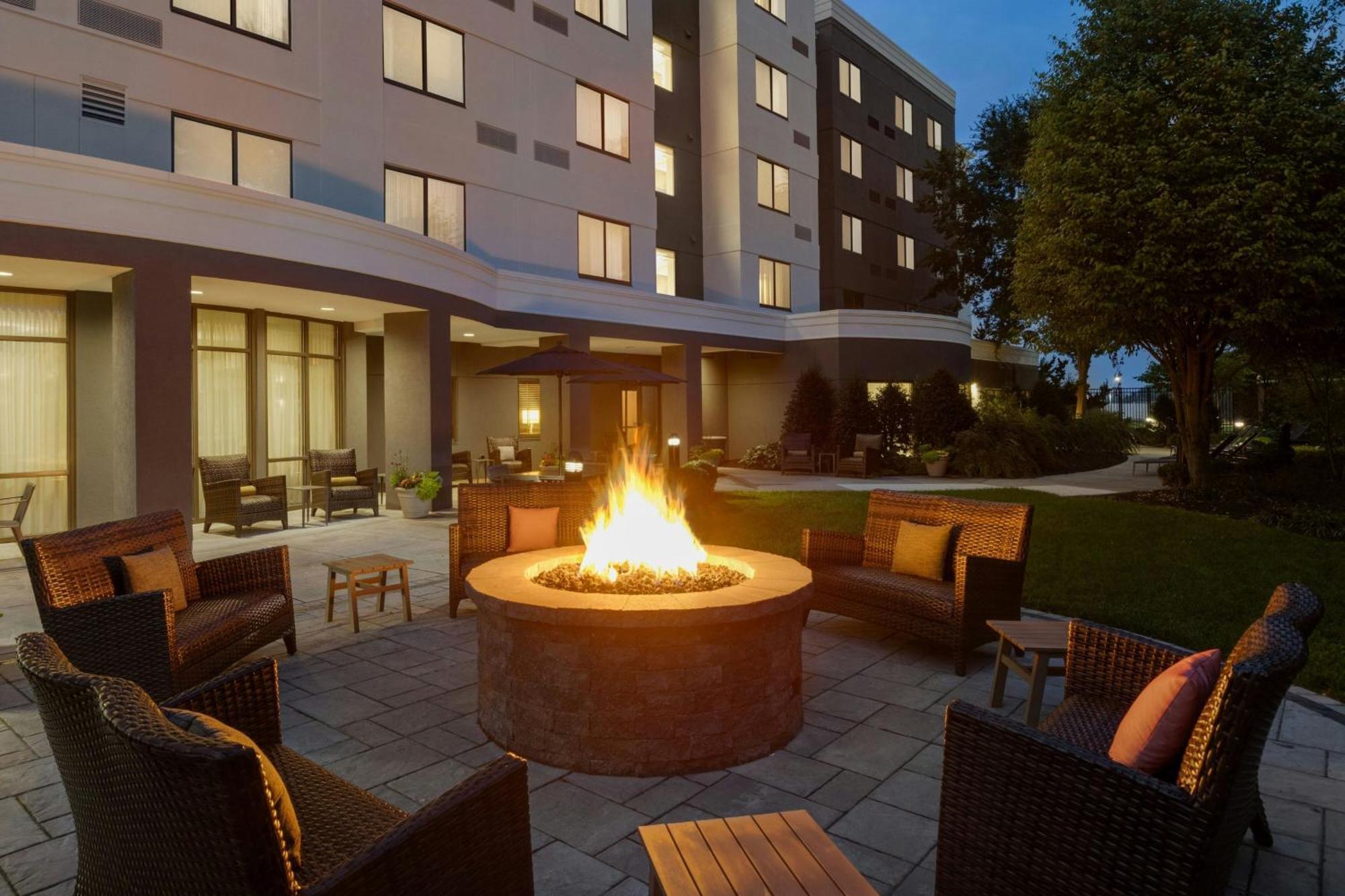 Courtyard Lancaster Hotel Fertility Eksteriør billede