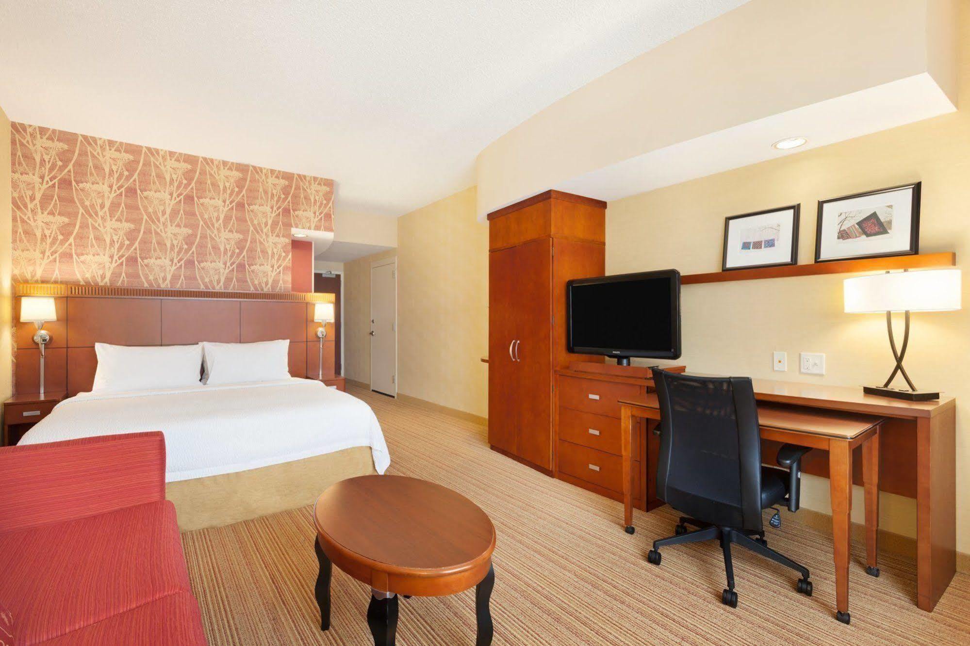 Courtyard Lancaster Hotel Fertility Eksteriør billede